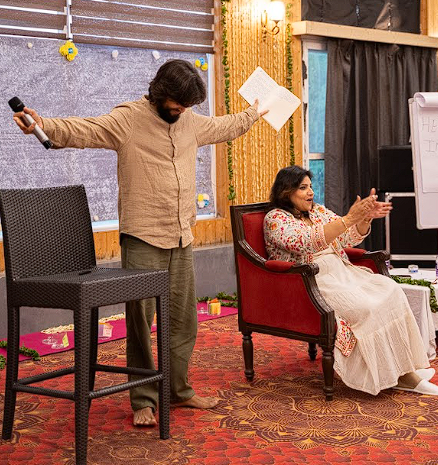 Dr. Monika in joyful exchange with a participant on stage
