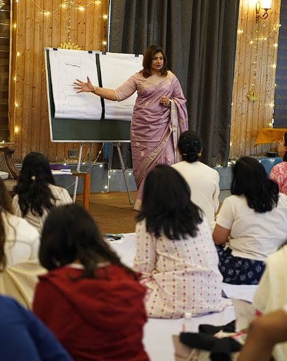 Dr. Monika teaching at the flipchart during a session